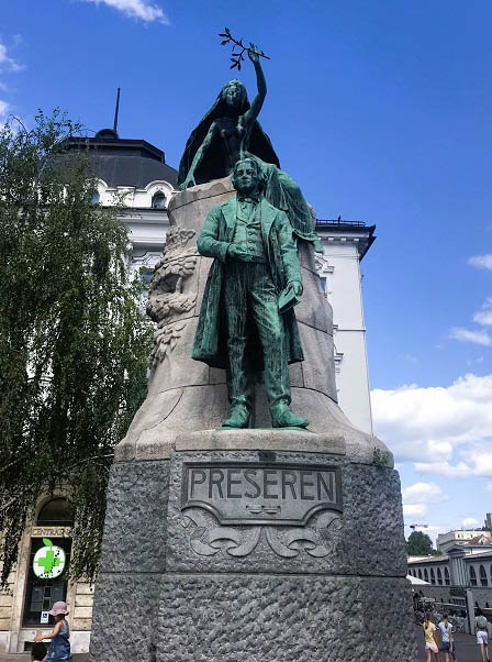 standbeeld France Prešeren op het  Prešerenplein in Ljubljana