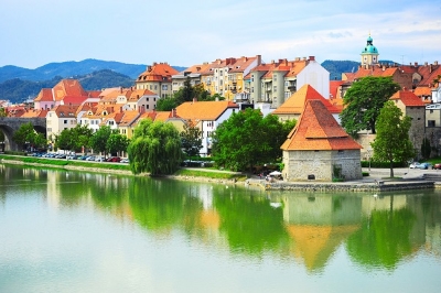 De rivier de Drava, met in de verte het stadspanorama van Maribor en het Pohorje-gebergte