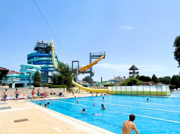 Een blik op het waterpark en de looping glijbaan van Terme 3000