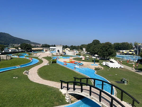 Een blik op de langzame rivier onderdeel van het waterpark van Terme Catez