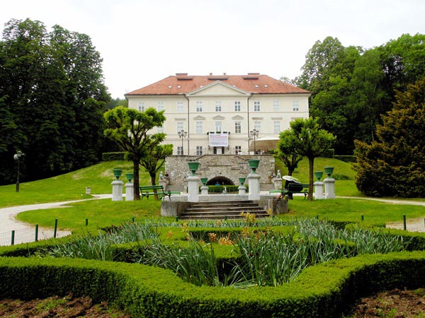 Uitzicht op het Kasteel Tivoli gelegen in het gelijknamige park