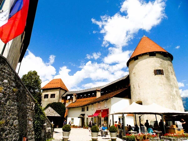 Een blik op het kasteel van Bled