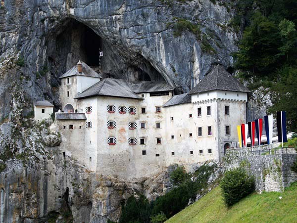 Uitzicht op het kasteel van Predjama