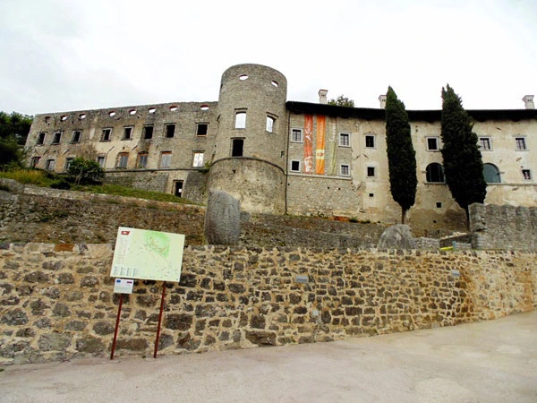 Een blik op het kasteel van Stanjel