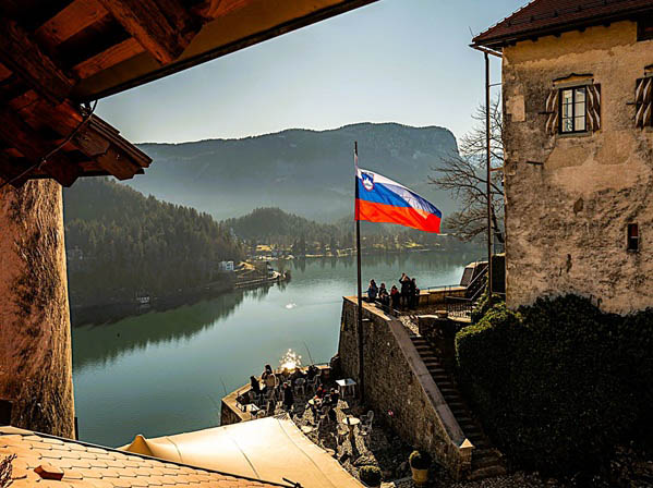 Een foto vanuit het Kasteel van Bled op het meer van Bled