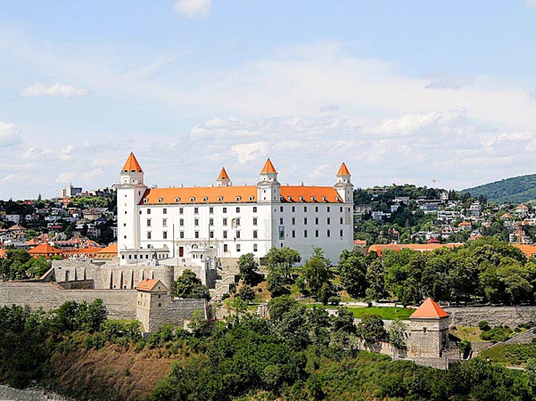 Een kijk op Bratislava met het kasteel met witte muren op de voorgrond