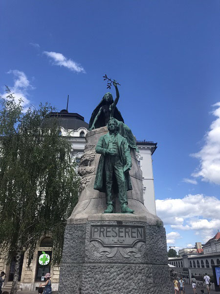 Een foto op het groene-zwarte standbeeld van France Prešeren