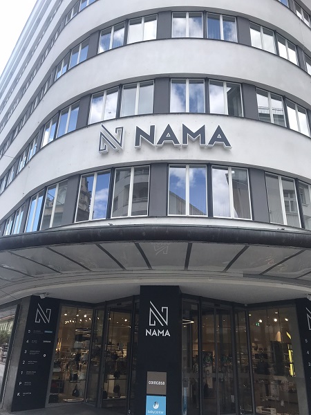 Een zicht op de ingang op het winkelcentrum Nama