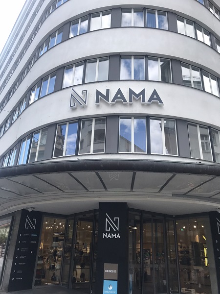 Een zicht op de ingang op het winkelcentrum Nama
