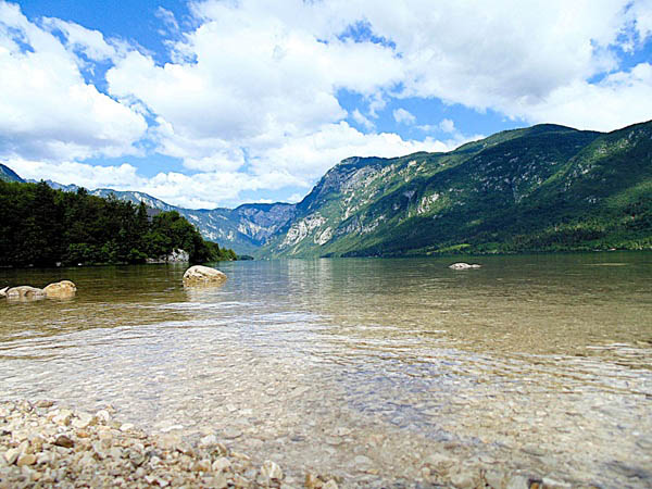 het Meer van Bohinj, het grootste meer van Slovenië in het Triglav Nationaal Park