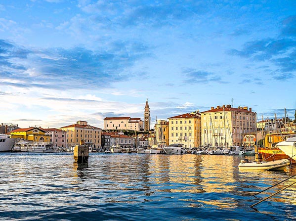 Een blik op Piran en de haven