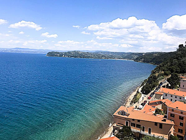 Een blik een gedeelte van de Sloveense kustlijn