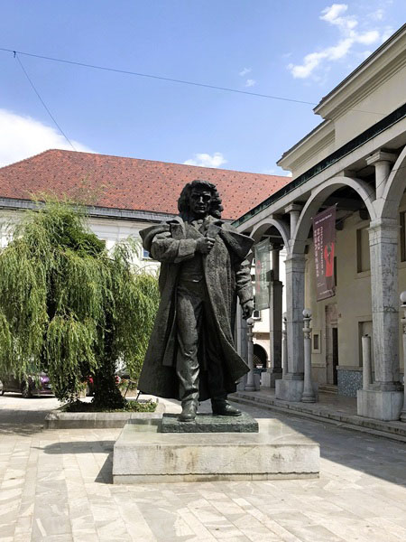 Een blik op een standbeeld van France Preseren in Kranj