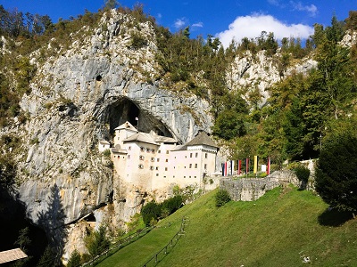 Een foto van de grotkasteel van Predjama