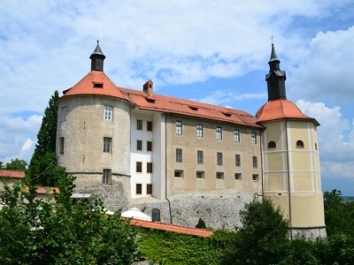 Een foto van de buitenzijde van het kasteel van Skofja Loka