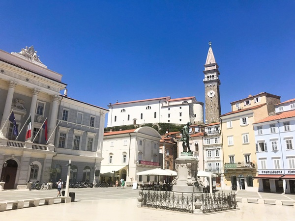 Uitzicht op klokkentoren van de Georgiuskathedraal