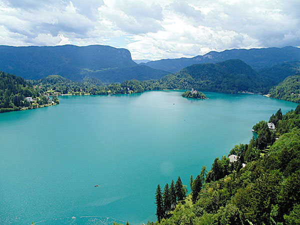 panorama op meer van Bled met eiland