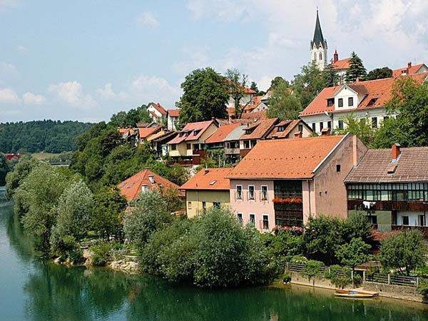 Een blik op de stad Novo Mesto
