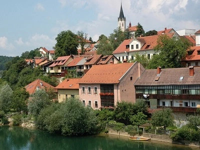 Een blik op de stad Novo Mesto