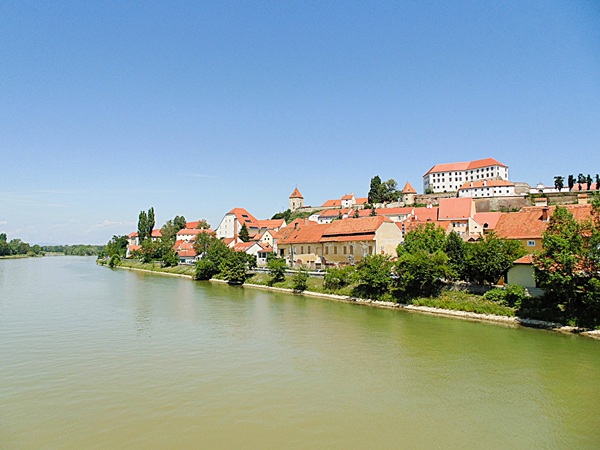 Uitzicht op het historisch centrum van Ptuj