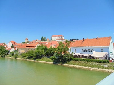 Uitzicht op het historisch centrum van Ptuj