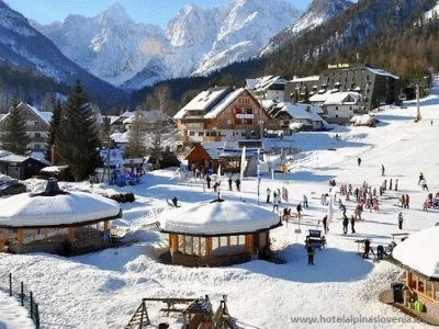 Een blik op skipiste Kekec