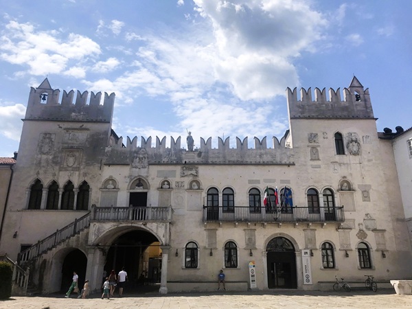 Uitzicht op het stadhuis van Koper