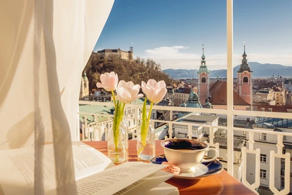 blik op het kasteel en barokke Franciscuskerk vanop het balkon van Grand Hotel Union