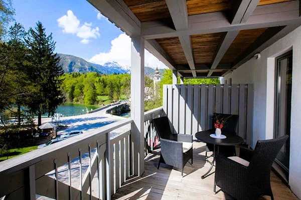 Foto van het balkon met zicht op het Meer van Bohinj