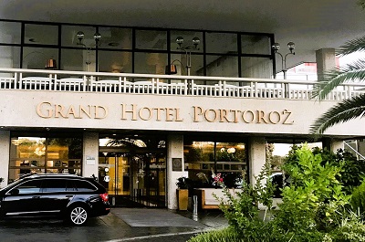 Een blik op de buitenzijde van Grand Hotel Portoroz