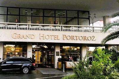 Een blik op de buitenkant van Grand Hotel Portoroz