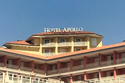 Een uitzicht op hotel Apollo met balkon