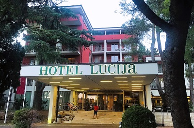 Een uitzicht op de voorkant van Hotel Lucija