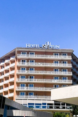 Een blik op de buitenzijde van Hotel Neptun met voor iedere kamer een balkon