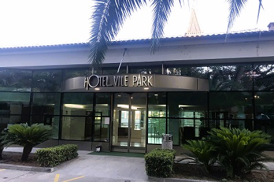 Een zicht op de ingang van Hotel Vile Park