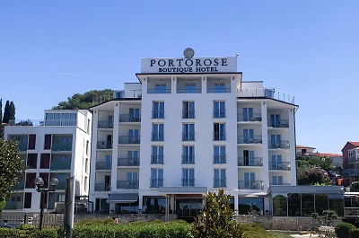 Een blik op de buitenkant van Portorose Boutique Hotel