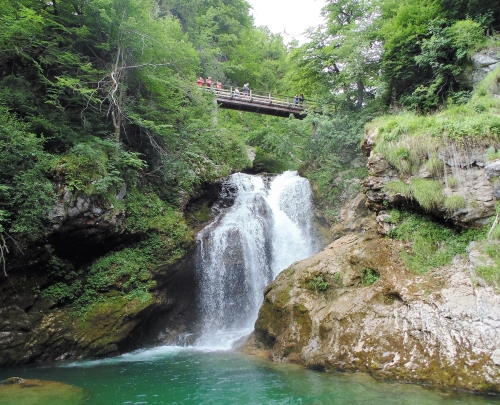 Een zicht op het vallende water van de waterval Šum & de rivier de Radovna