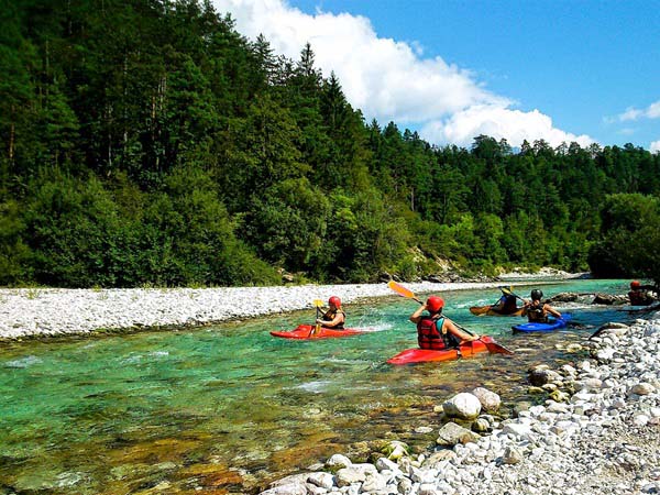 foto van enkele kajakkers in Slovenië