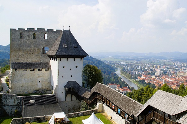 Een uitzicht op de verdedigingsmuur van het kasteel met in de verte een panoramische zicht op de rivier de Savinja en het historisch stadscentrum van Celje