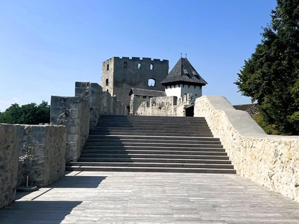 Een uitzicht op de verdedigingsmuur van het kasteel met in de verte een verdedigingstoren