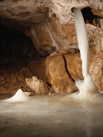 Een prachtige ijswaterval in de ijsgrotten van Snena