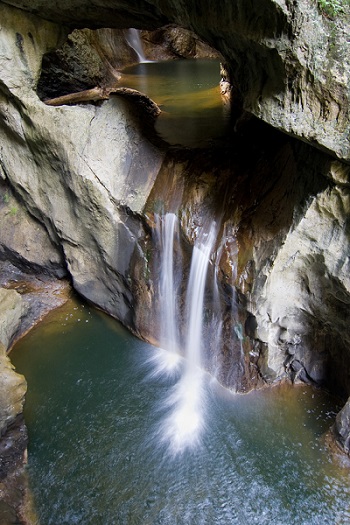 Een uitzicht op de prachtige stromingen van het water in de grotten