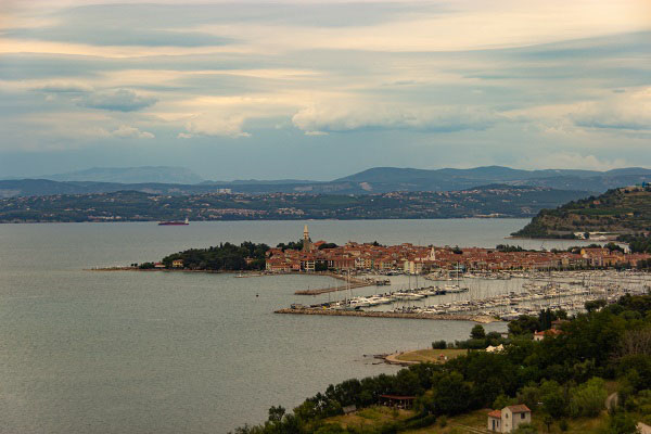 Een prachtige panorama van de havenstad Izola