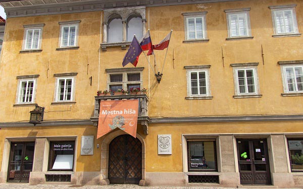 Een zicht op de voorzijde van het het Gorenjska Museum