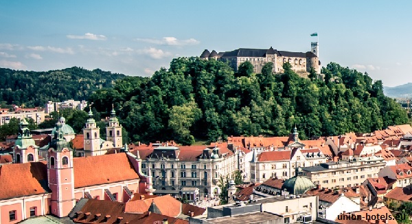 Het Kasteel van Ljubljana ligt op een beboste bergheuvel in de historische binnenstad