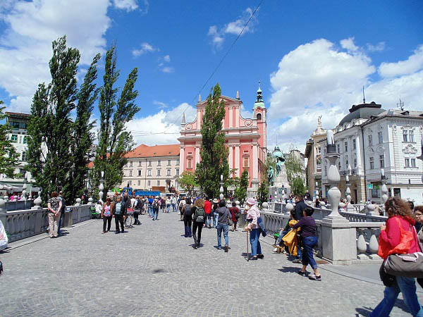 Een blik op het Prešerenplein in het midden de Barokke Franciscuskerk en aan de rechterkant het standbeeld van France Prešeren