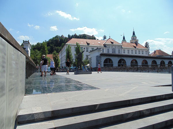 De Slagersbrug of Liefdesbrug ligt in het centrum boven de belangrijkste rivier van de stad de Ljubljanica