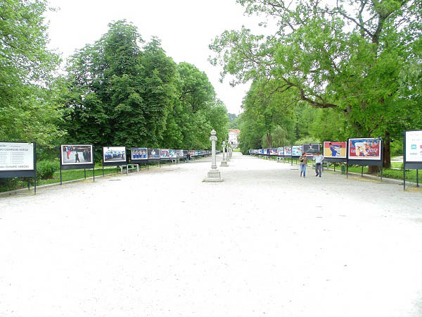 Een zicht op de Jakopič-promenade met aan de rand een fototentoonstelling van de Sloveense Olympische grootheden