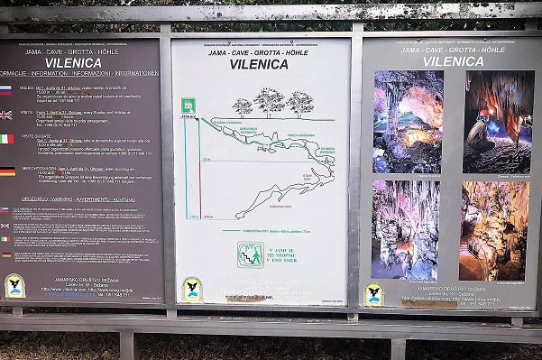 Een zicht op het informatiebord over de Grotten van Vilenica