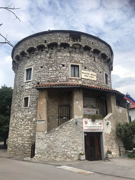 Een uitzicht op de wondermooie verdedigingstoren van het Militair Museum Tabor